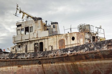 Rusty kıyıda kaldı deniz gemi hizmet dışı..