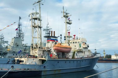 İskeleye demirlemiş deniz kurtarma römorkör.