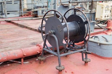 Siyah gemi güverte ile vinç.