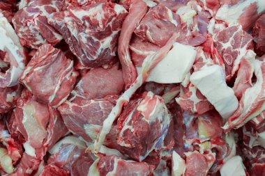 Büyük parça çiğ et.