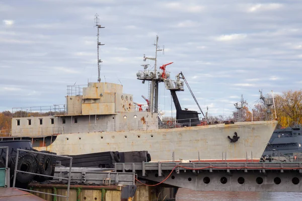港の古いぼろぼろのロシア掃海艇 — ストック写真