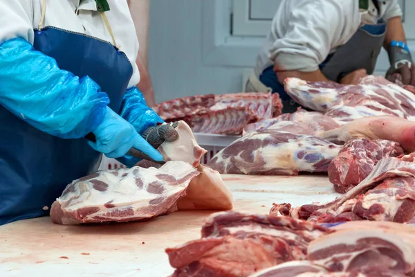 Macellai Stanno Tagliando Carne Maiale Nella Fabbrica Carne — Foto Stock