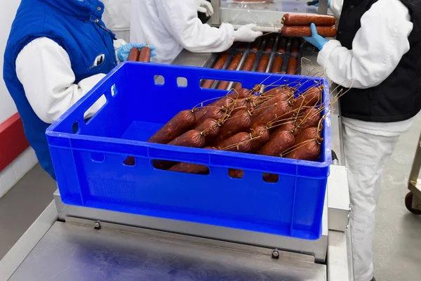 Imballaggio Preconfezionato Delle Salsicce Affumicate Fresche Nell Impianto Carne — Foto Stock