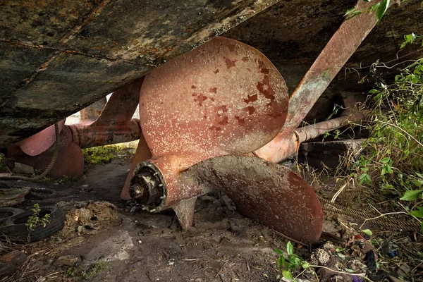 Enorme Parafuso Bronze Abandonado Costa Navio Guerra — Fotografia de Stock