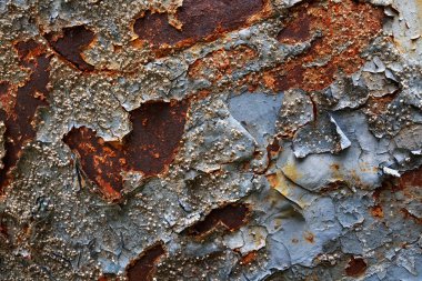 Paslı metal yüzeylere boya ve uzun süre su altında kabukları soyma ile.