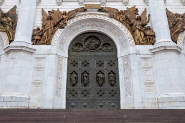 Merdivenlere İsa Katedrali kurtarıcı, Moskova, Rusya ile giriş. Bir ana Rus Ortodoks Kilisesi, bir kaç yüz metre güneybatısında Kremlin.