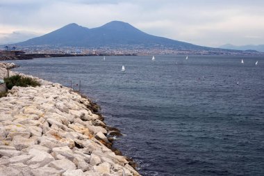 Aktif volkan Vezüv 'ün ve Napoli Körfezi' nin manzarası..