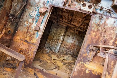 Kesilir ve kıyıda yaptı açığa alınan deniz gemi iç parçalarını.