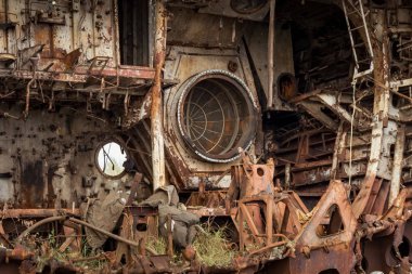 Kesilir ve kıyıda yaptı açığa alınan deniz gemi iç parçalarını.