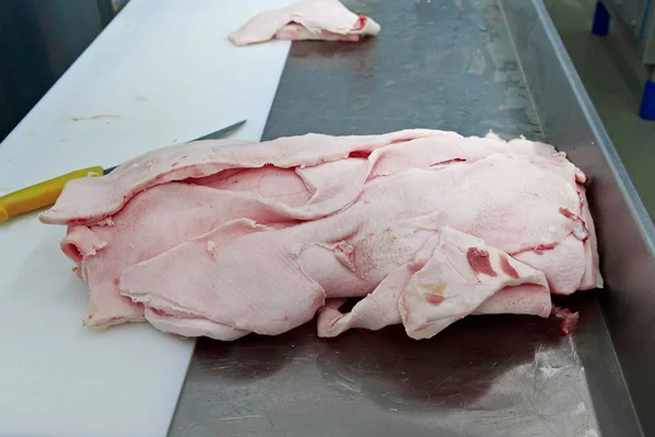 Trozos Gruesos Piel Cerdo Una Mesa Corte Una Fábrica Carne — Foto de Stock