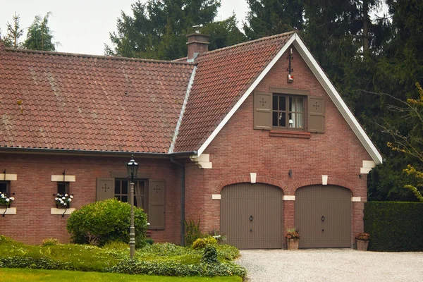 Gammal Röd Tegelbyggnad Med Ett Tegeltak Den Belgiska Provinsen — Stockfoto