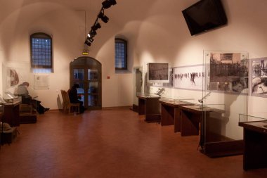 Mir, Belarus - 08 Ocak 2014: Fuar yerel Yahudilerin tarihi İkinci Dünya Savaşı sırasında adanmış Mir kale müzesinde.