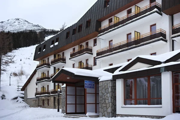 フレビエノク スロバキア 2015 フレビエノク村のホテルの一つ Hrebienokはハイタトラ山脈で人気のスキー ハイキングリゾートです — ストック写真
