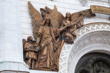 Moskova, Rusya - 06 Ekim 2016: Bronz heykeller Kurtarıcı İsa Katedrali cephesinde. Bir ana Rus Ortodoks Kilisesi, bir kaç yüz metre güneybatısında Kremlin.