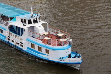 Moskova, Rusya - 06 Ekim 2016: Cruise tekne sonbahar Rus başkentinde merkezi Moskova Nehri üzerinde.