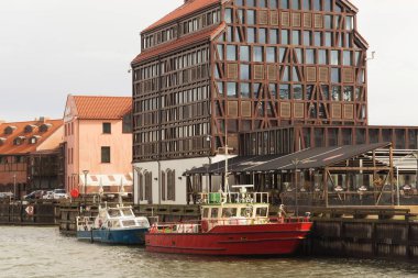 Klaipeda, Litvanya - 22 Eylül 2018: Görünümü dolgu ve Klaipeda merkezi eski değirmen arka plan üzerinde bilinen bina ile eski gemiler.