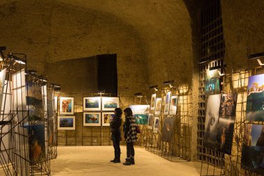 Naples, İtalya - 31 Ekim 2015: Ortaçağ Kalesi Castel dell'Ovo yerel fotoğraf sergisi. Castel dell'Ovo en eski ayakta sur Napoli'de olduğunu. 