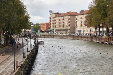 Klaipeda, Litvanya - 22 Eylül 2018: Panorama (eski şehir Memel adıdır) Klaipeda arka planda şehir mimarisi ile merkezi kesiminde Dane nehir ve şehir set of.