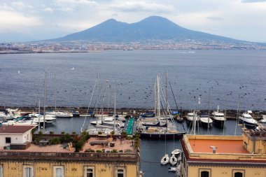 Naples, İtalya - 31 Ekim 2015: Vesuvius volkanı görünümünü ve Napoli Körfezi. Vezüv Yanardağı en çok bilinen Pompei'nin Roma şehri mahvetti reklam 79 onun patlama.