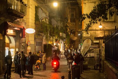 Naples, İtalya - 31 Ekim 2015: Eski püskü bir bilinmeyen insanlar geceleri sokaklar Napoli tarihi kısmında dar.