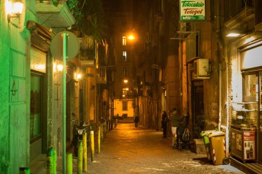 Napoli, Italya-31 Ekim 2015: gece Napoli tarihi kesiminde eski berbat dar caddelerinden biri.