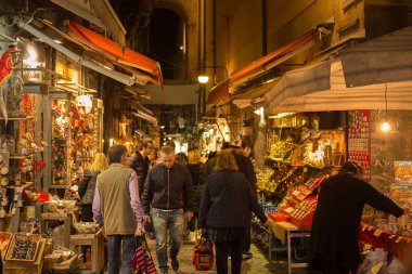 Naples, İtalya - 31 Ekim 2015: Dekoratif hatıralık ürünleri piyasada Merkezi, Napoli geceleri.