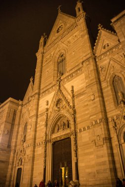 Naples, İtalya - 31 Ekim 2015: Gece görünümü Napoli Katedrali. Bir Roma Katolik Kilisesi Başpiskoposu Napoli sı. Cattedrale di San Gennaro (St Januarius bilinen).