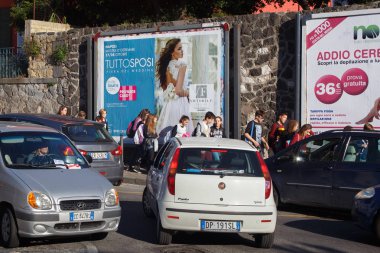 Pozzuoli, İtalya - 03 Kasım 2015: Pozzuoli şehir (Güney İtalya orta kısmında yol kenarında yürürken bilinmeyen okul).