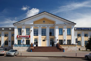 Astana, Kazakistan - 25 Temmuz 2017: Astana Merkez Tren istasyonunun eski bina. Astana Kazakistan sermaye şehir ve ülkenin ikinci büyük kenti olduğunu.