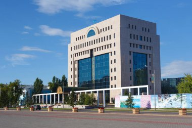 Astana, Kazakistan - 25 Temmuz 2017: Astana merkezi şehrin Merkez Seçim Komisyonu binasının görünümü. Astana Kazakistan sermaye şehir ise ikinci büyük kenti.