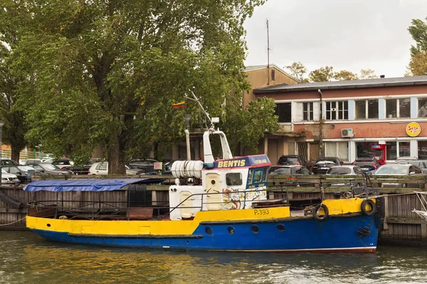 Klaipeda Lituânia Setembro 2018 Velho Navio Pequeno Porte Miserável Perto — Fotografia de Stock