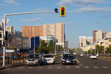 Astana, Kazakistan - 25 Temmuz 2017: Bir Astana şehir merkezi prospekts görülmektedir. Astana Kazakistan sermaye şehir olduğunu. ve ülkenin en büyük ikinci şehir.