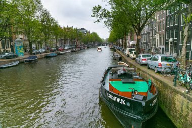 Amsterdam, Hollanda - 25 Haziran 2017: Amsterdam tarihi kısmında su kanallarının biri üzerinde farklı tekneler.