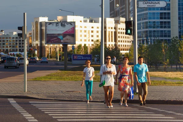 Astana Kazakhstan July 2017 Unknown People Pedestrian Crossing Center Astana — Stock Photo, Image