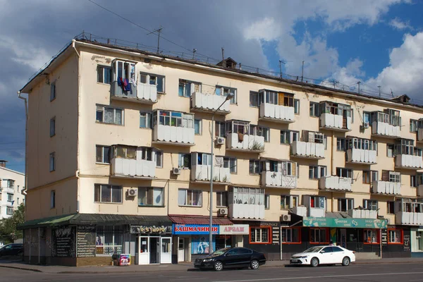 アスタナ カザフスタン 2017 夏の時間でアスタナの中央部での古い住宅の建物 アスタナ カザフスタンの首都 国の二番目に大きい都市 — ストック写真