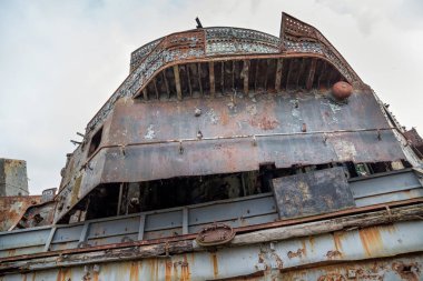 Kesilir ve kıyıda yaptı açığa alınan deniz gemi büyük paslı parçaları.
