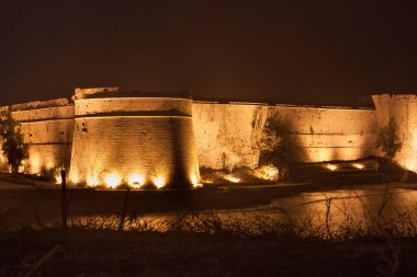 Girne Kalesi Kuzey Kıbrıs'ta gece görünümü. 
