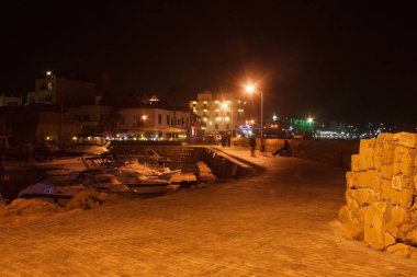 Kuzey Kıbrıs Türk Cumhuriyeti eski limanda gece görünümü. 