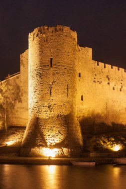 Girne Kalesi Kuzey Kıbrıs'ta gece görünümü. 