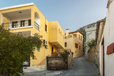 Tipik eski dar caddelerinden birinde Bellapais Köyü.