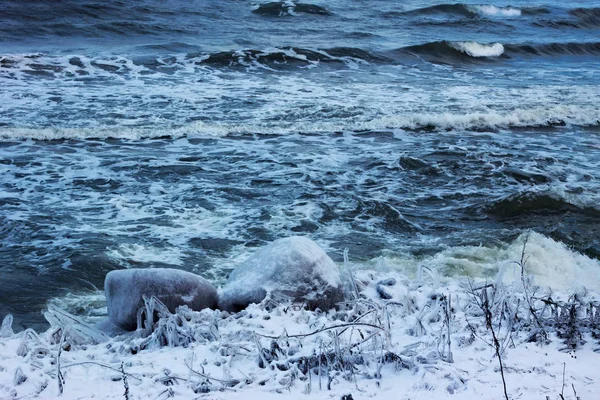 Вид на Балтийское море зимой при сильном ветре . — стоковое фото