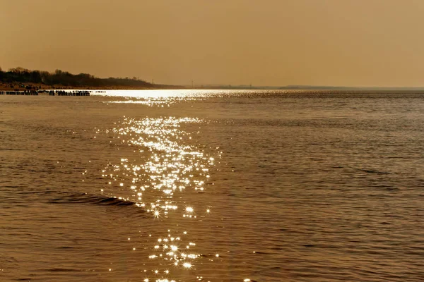 波罗的海蓝水上的太阳轨道. — 图库照片