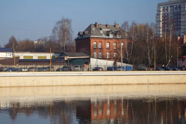 Régi háború előtti történelmi házak a német építőipar Kalinyingrád városában. — Stock Fotó