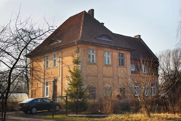 Antigo edifício histórico pré-guerra da construção alemã em Kaliningrado . — Fotografia de Stock