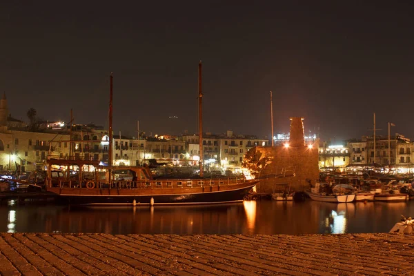 Nacht uitzicht op de oude haven in Noord-Cyprus. — Stockfoto