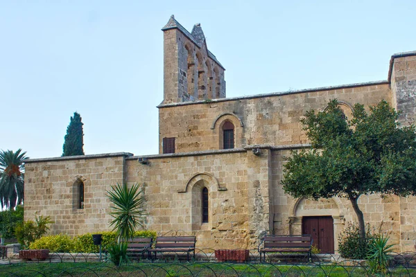 Руины аббатства Беллапайс на Северном Кипре . — стоковое фото