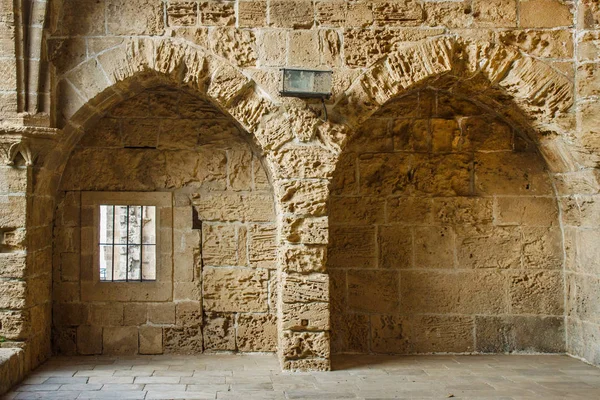 Kuzey Kıbrıs Bellapais Manastırı duvarları. — Stok fotoğraf