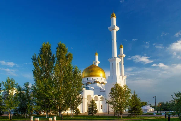 Vista de la Mezquita Nur-Astana. Es una mezquita en Astana . — Foto de Stock