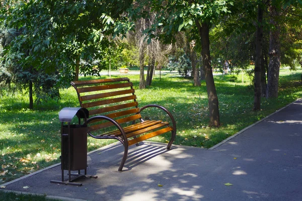 Weergave van de bankjes in 28 Panfilov-stadspark in Almaty. — Stockfoto