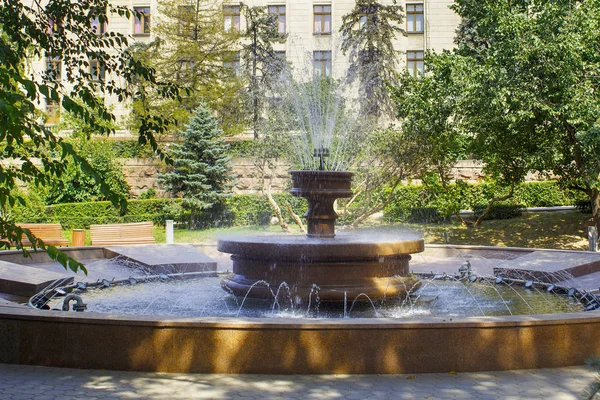 Blick auf den Brunnen im Stadtpark von Almaty, Kasachstan. — Stockfoto